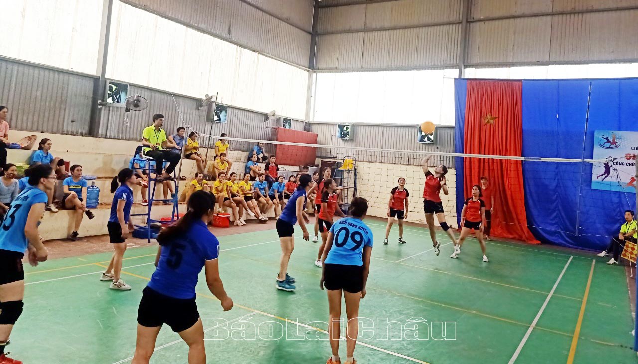 Trận thi đấu hấp dẫn giữa đội xã Huổi Luông với đội Khối UBND huyện Phong Thổ. 